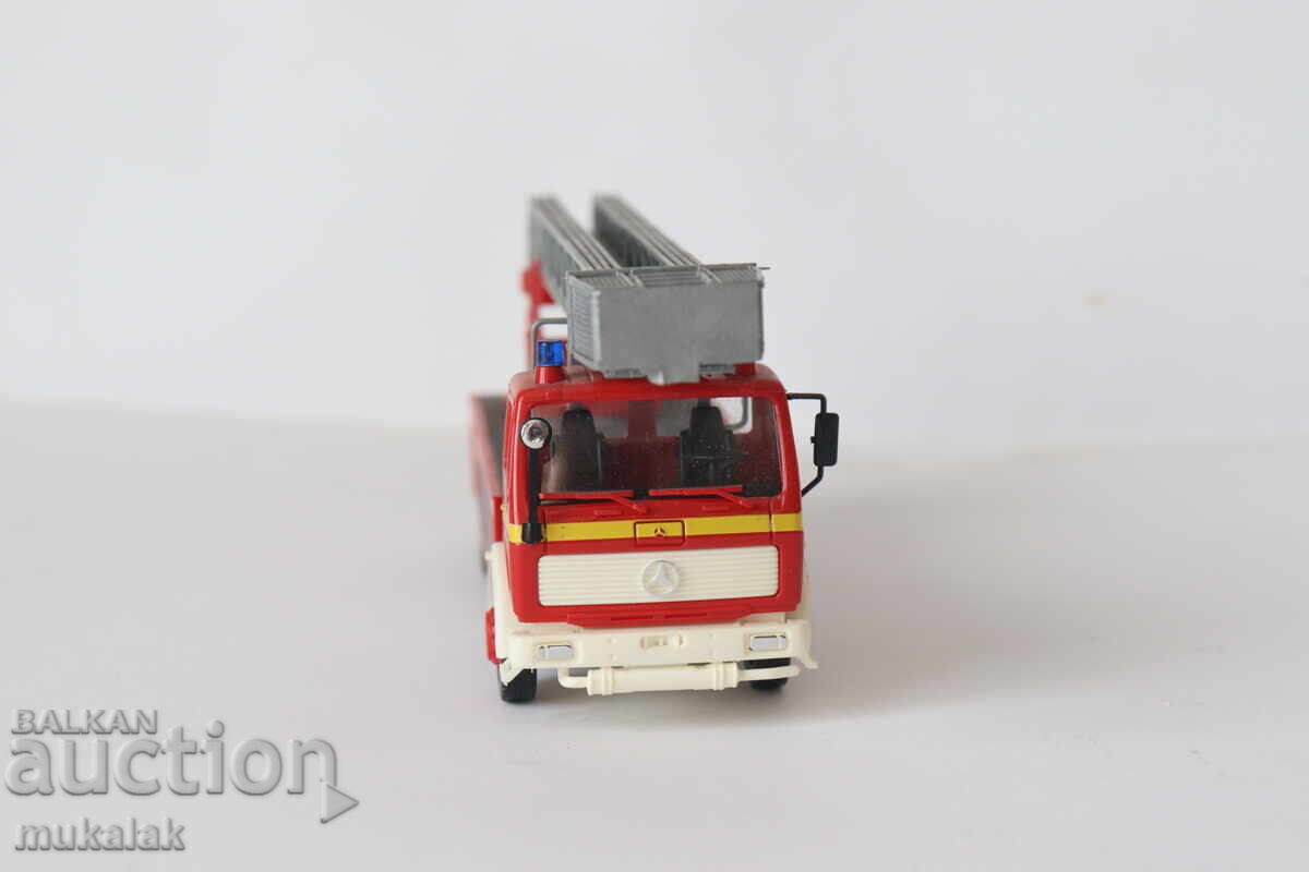 Auction  HERPA?? H0 1/87 MERCEDES FIRE TRUCK MODEL