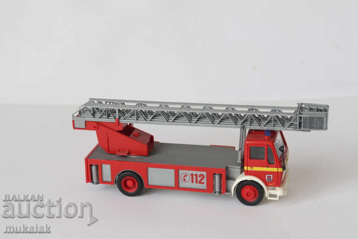 HERPA?? H0 1/87 MERCEDES FIRE TRUCK MODEL - 5