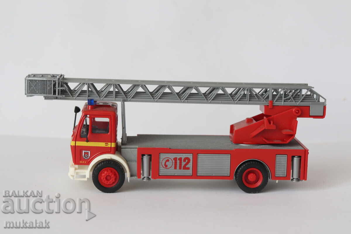 HERPA?? H0 1/87 MERCEDES FIRE TRUCK MODEL