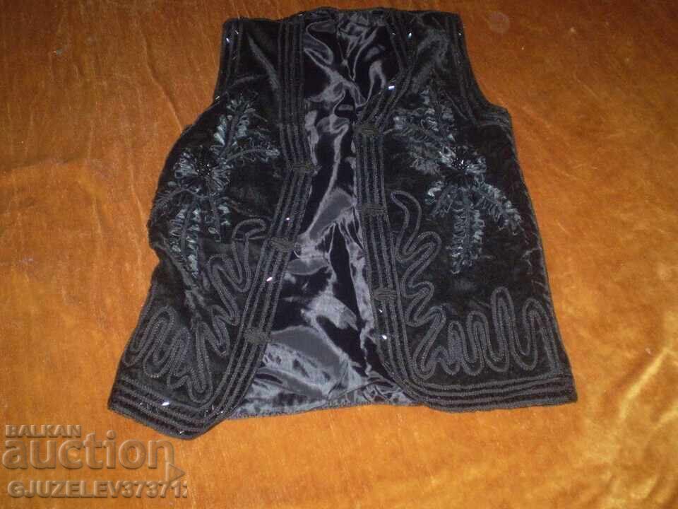 Vintige caftan vestă din catifea neagră de mătase cu broderie și mărgele cu preț € 190.00 | 371.61 BGN Vintige caftan vestă din catifea neagră de mătase cu broderie și mărgele cu preț € 190.00 | 371.61 BGN