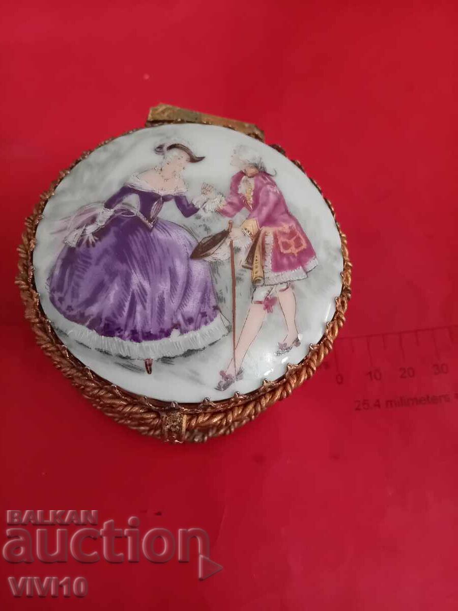 Cutie de bijuterii veche, porțelan cu preț € 60.00 | 117.35 BGN Cutie de bijuterii veche, porțelan cu preț € 60.00 | 117.35 BGN
