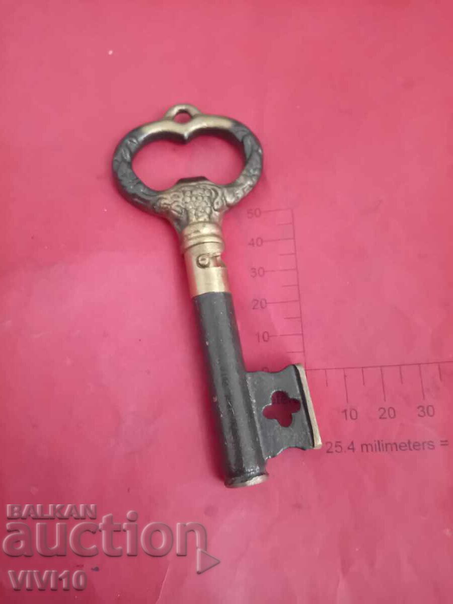 Cheie veche, tirbușon, bronz cu preț € 15.00 | 29.34 BGN
