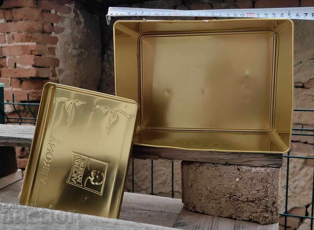 Licitație VERONA CUTIE METALICĂ MARE DE LUX GOALĂ PENTRU DULCIURI Licitație VERONA CUTIE METALICĂ MARE DE LUX GOALĂ PENTRU DULCIURI