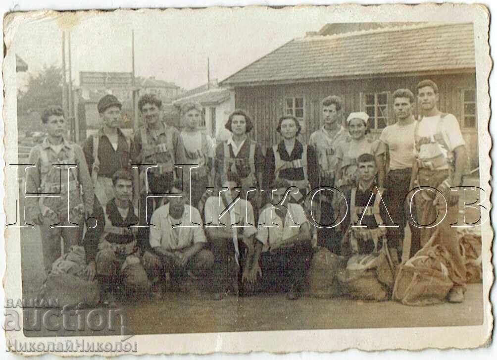 1951 FOTOGRAFIE MICĂ VECHE PAZARDJIK DOSO PARAȘUTIȘTI ZH285