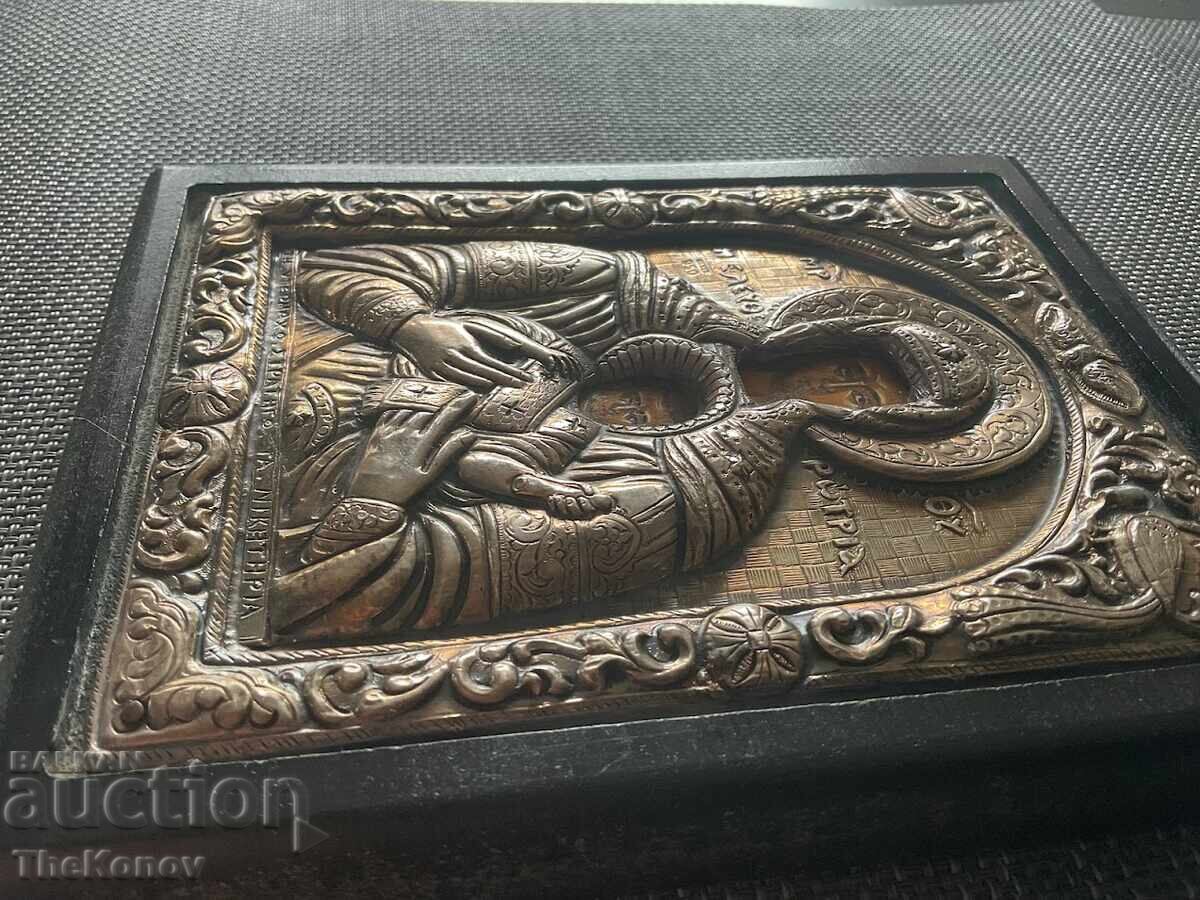 Παράδοση Ασημένια Εικόνα Παναγίας (Θεοτόκου) που κρατάει το Θείο Βρέφος