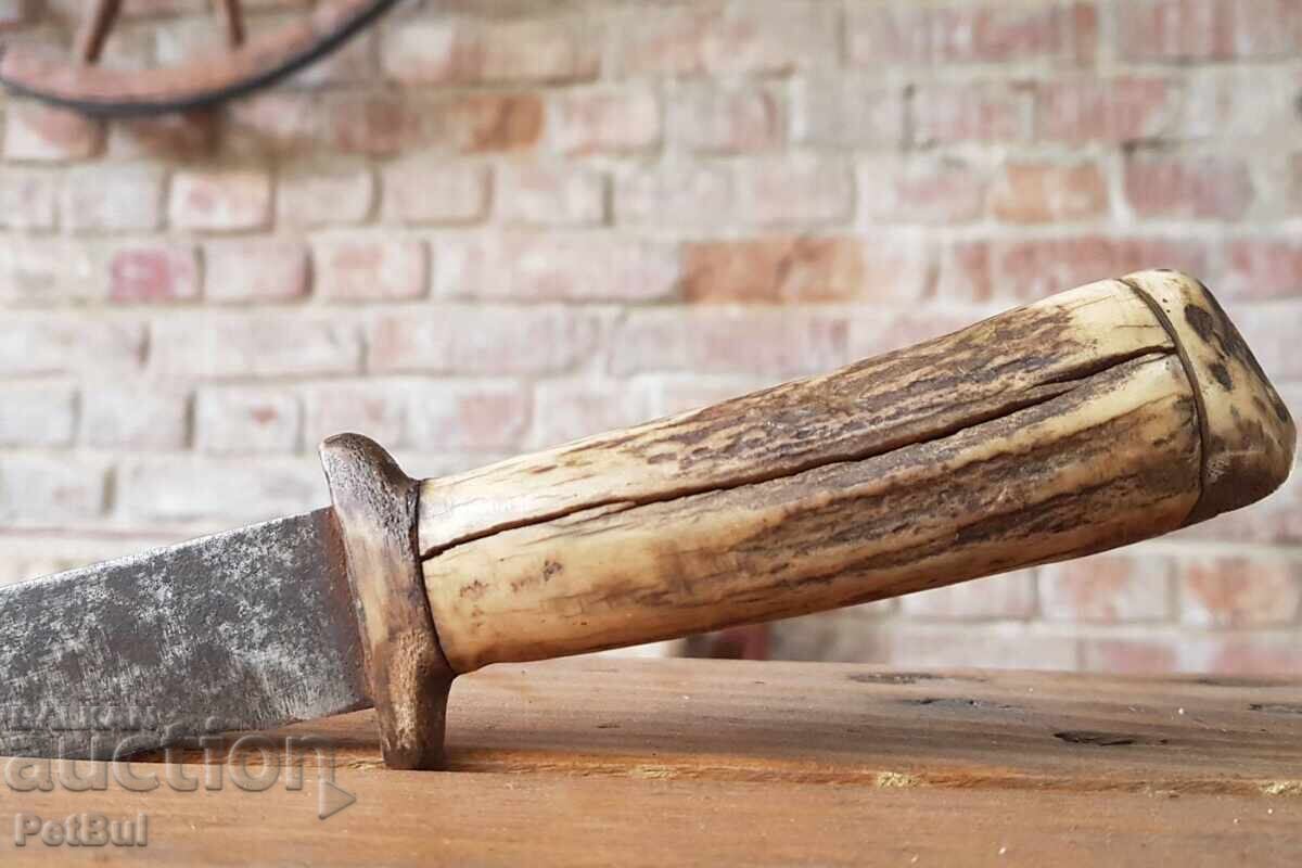 Cuțit vechi interesant cu mâner din os (cioc) și canelură