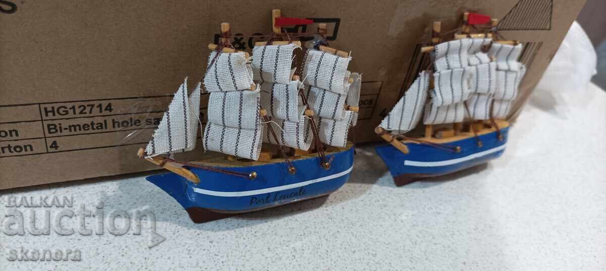 Δύο μικρά ξύλινα πλοία με μαγνήτη με τιμή € 10.00 | 19.56 BGN