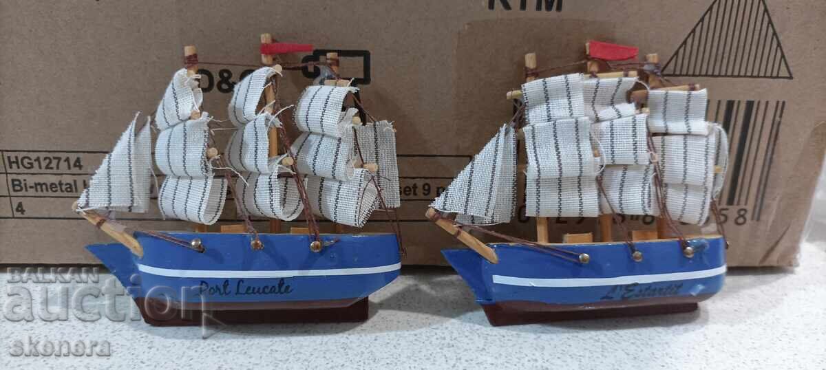 Δύο μικρά ξύλινα πλοία με μαγνήτη