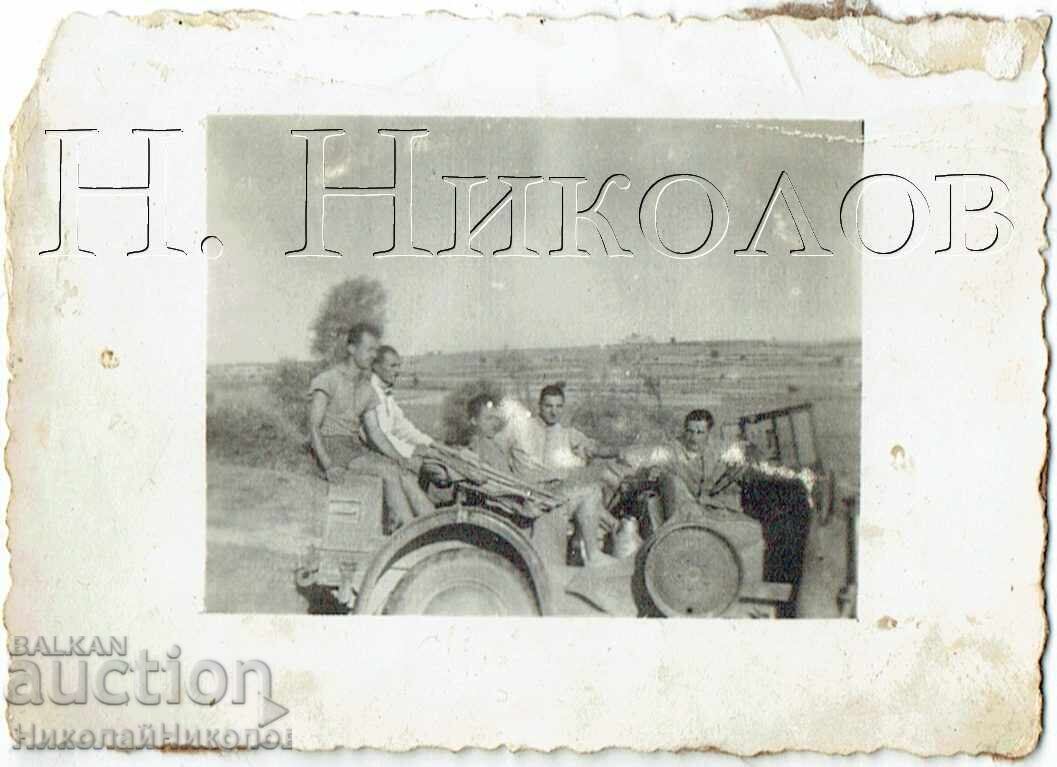 МАЛКА СТАРА СНИМКА ВОЕННИ В ДЖИП Ж292