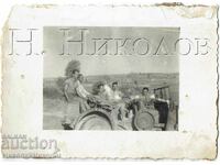 SMALL OLD PHOTO: SOLDIERS IN A JEEP ZH292