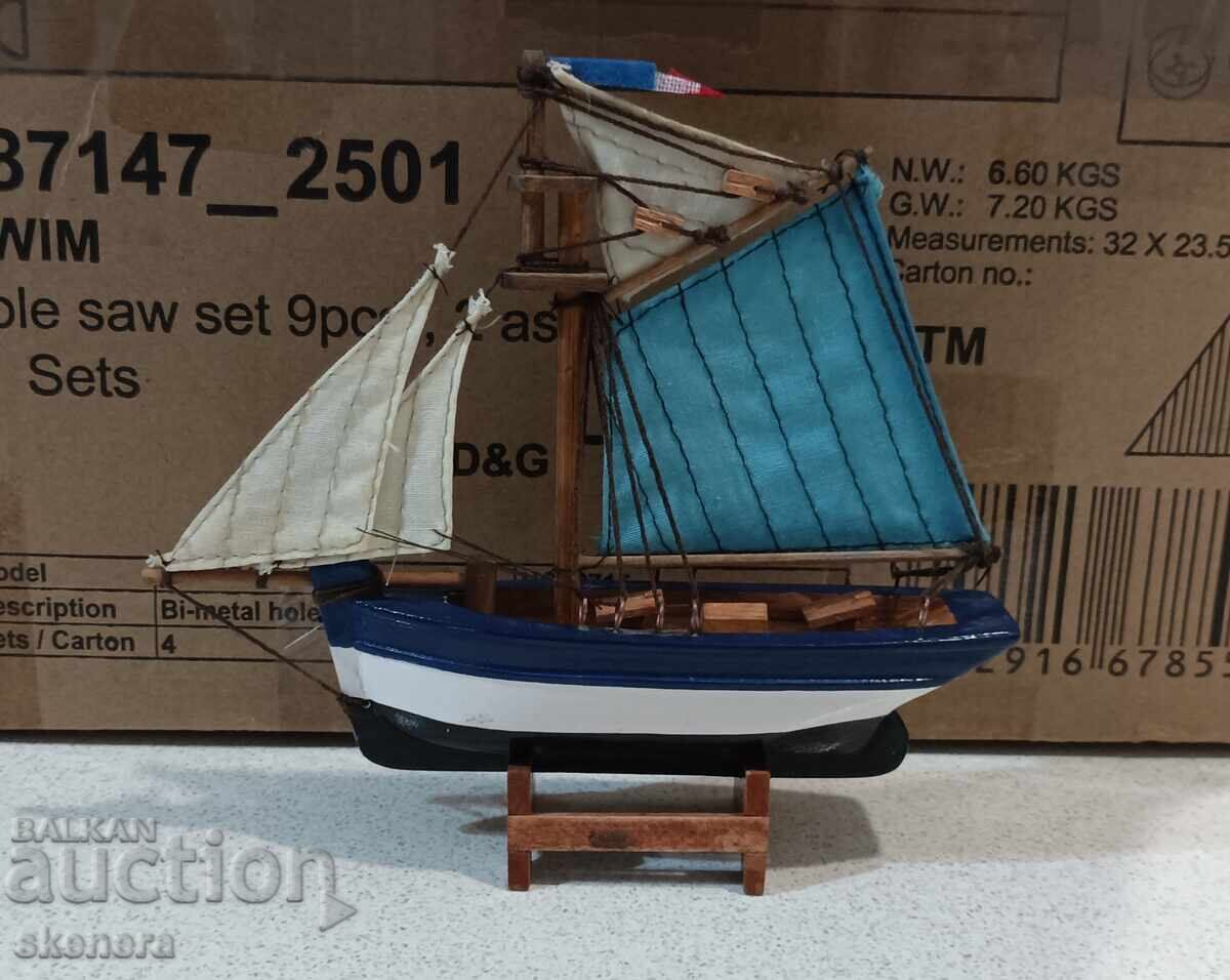 Παλιό μικρό ξύλινο πλοίο