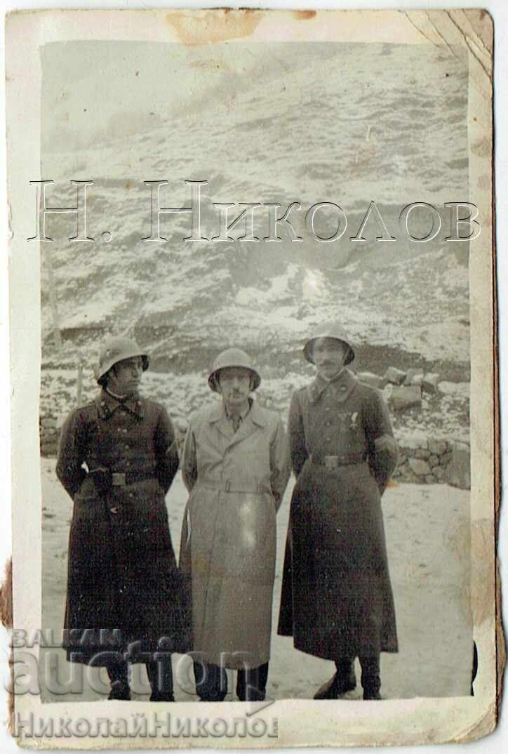 MICĂ POZĂ VECHE TREI MILITARI LA FRONTIERĂ GRĂNICERI ZH295