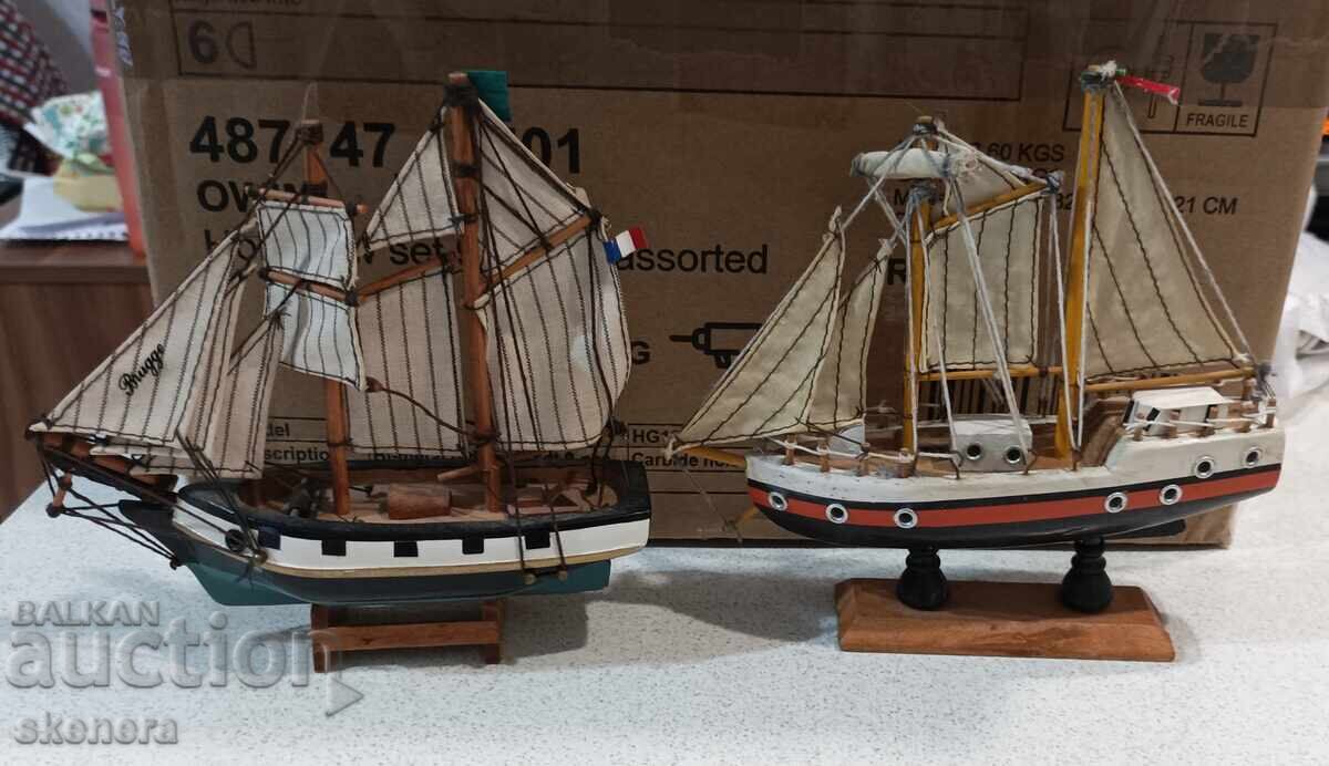 Două bărci din lemn