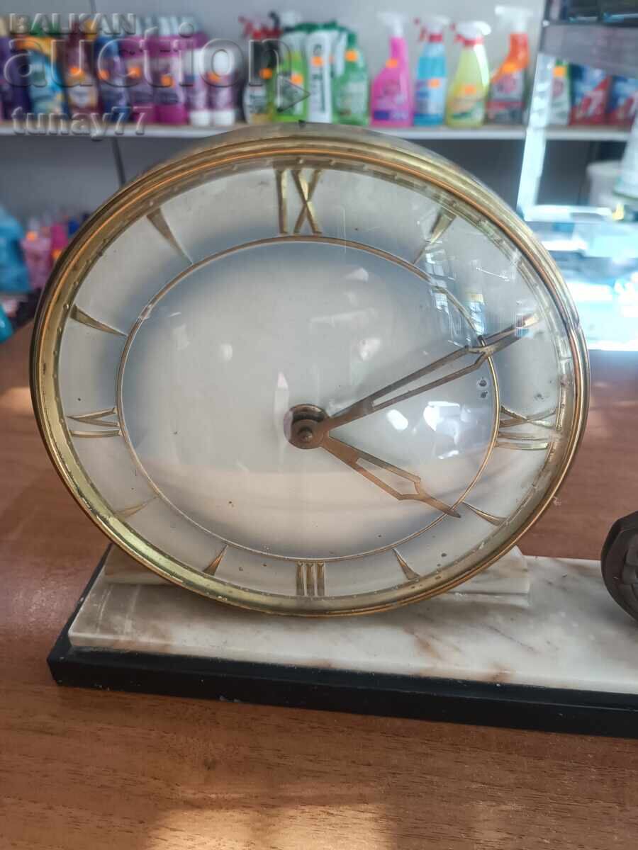 Аукцион Бронзов и мраморен часовник в стил арт деко, механика Аукцион Бронзов и мраморен часовник в стил арт деко, механика