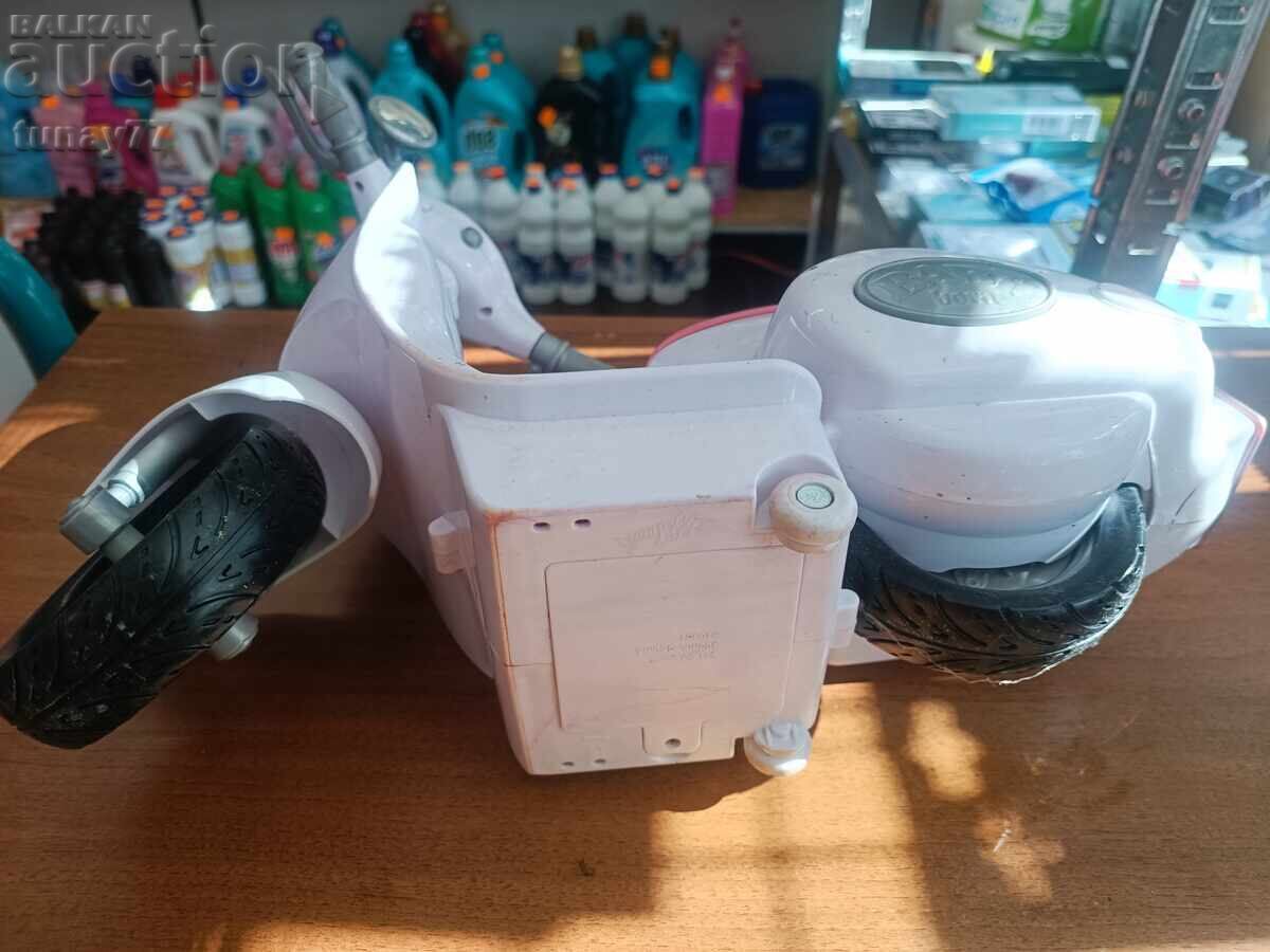 Licitație Motocicletă mare pentru păpuși, pe baterii, funcționează, accelerează, luminează