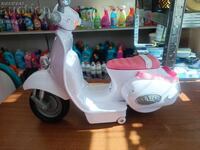 Голям мотопед за кукли на батерия работи  дава газ свети