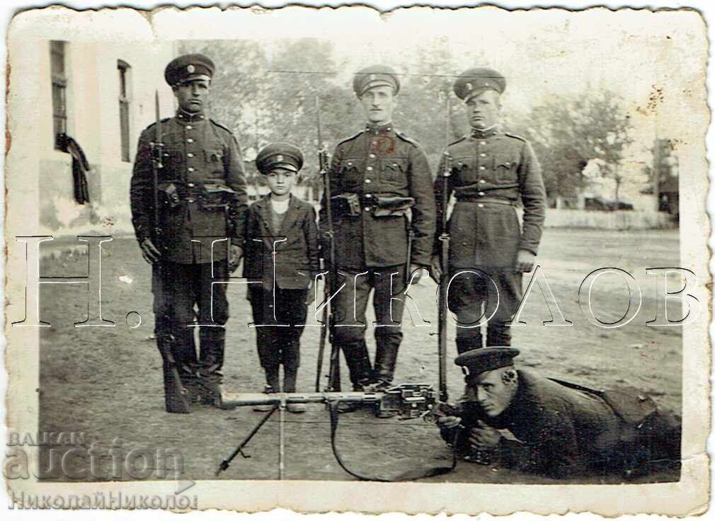 MICĂ POZĂ VECHE 3 SOLDATI ȘI JUMĂTATE + MITRALIERĂ ZH304