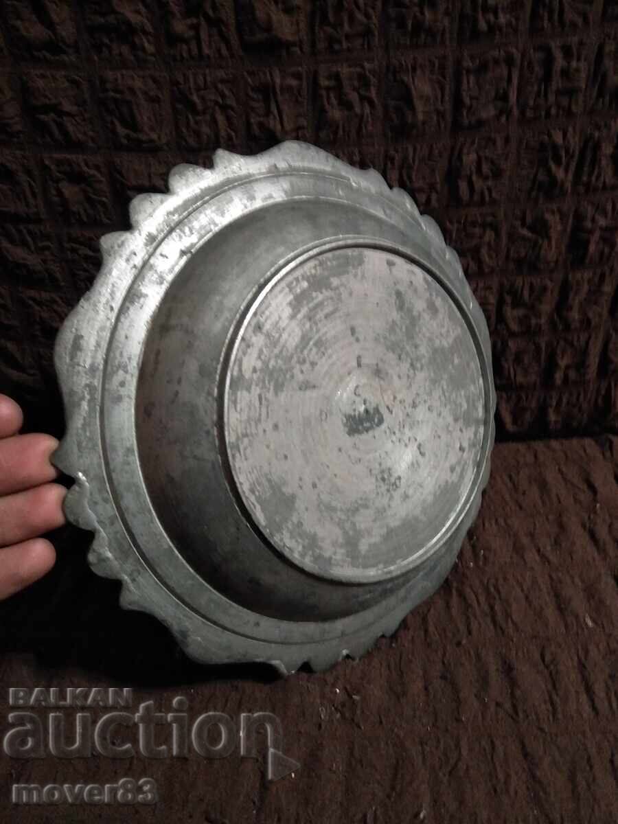 Old bowl/plate. Tin with price € 2.11 | 4.13 BGN Old bowl/plate. Tin with price € 2.11 | 4.13 BGN
