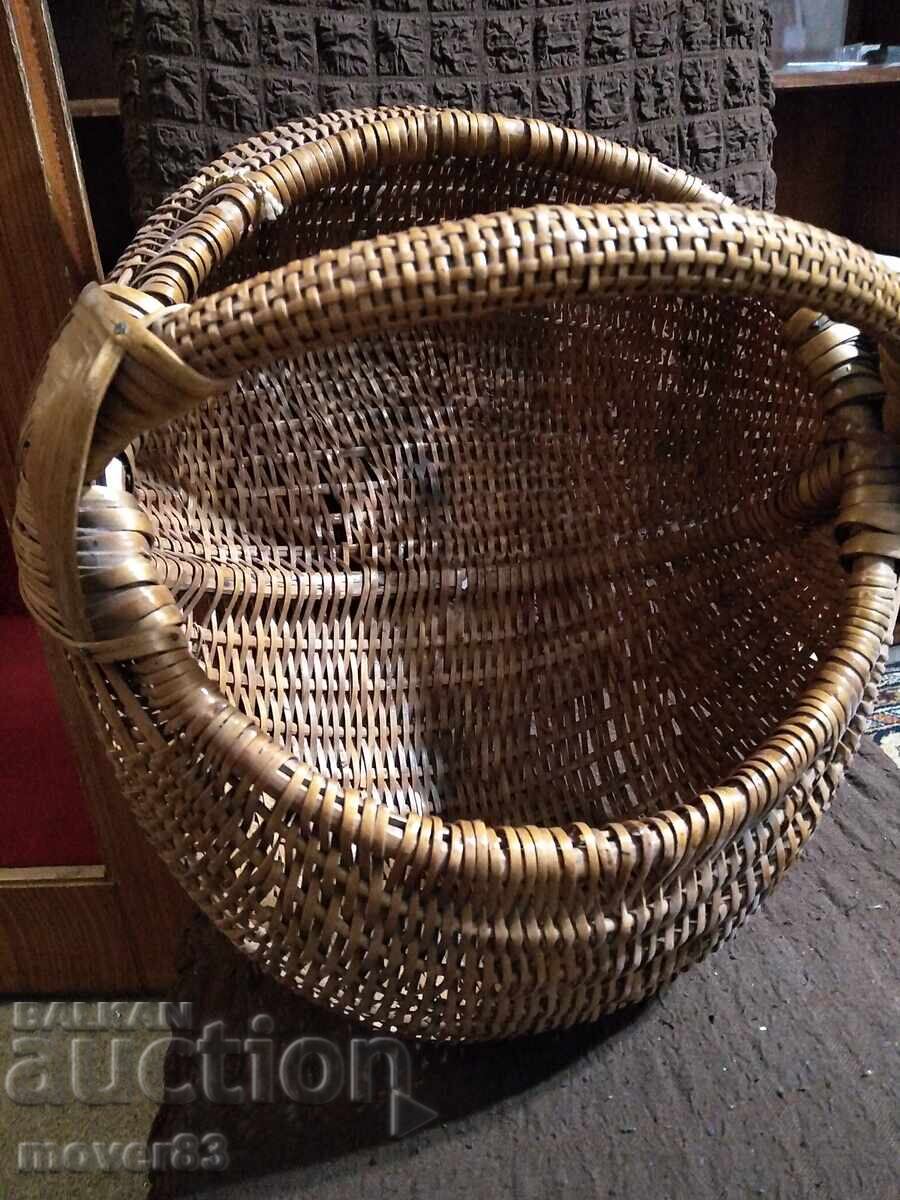 Auction  Old wicker basket.