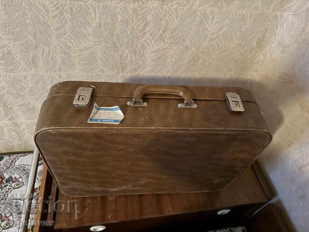 Valiză veche din piele cu preț € 5.00 | 9.78 BGN Valiză veche din piele cu preț € 5.00 | 9.78 BGN