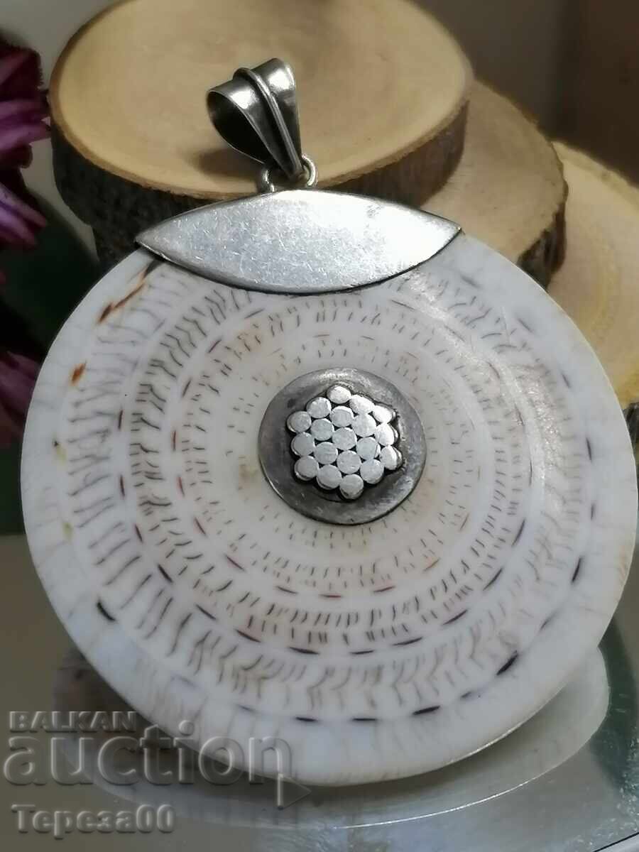 Масивен сребърен медальон Тегло 22.42гр с цена € 44.00 | 86.06 лв.