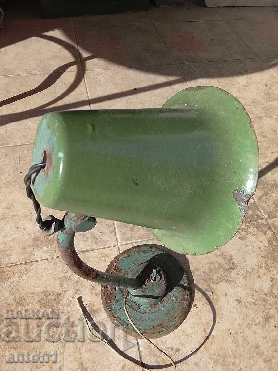 Μια παλιά λάμπα με τιμή € 11.00 | 21.51 BGN
