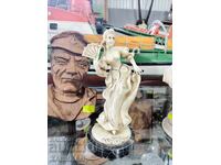 ΦΙΓΟΥΡΑ ΓΥΝΑΙΚΑΣ ΜΕ ΜΑΡΜΑΡΙΝΟ ΒΑΘΡΟ