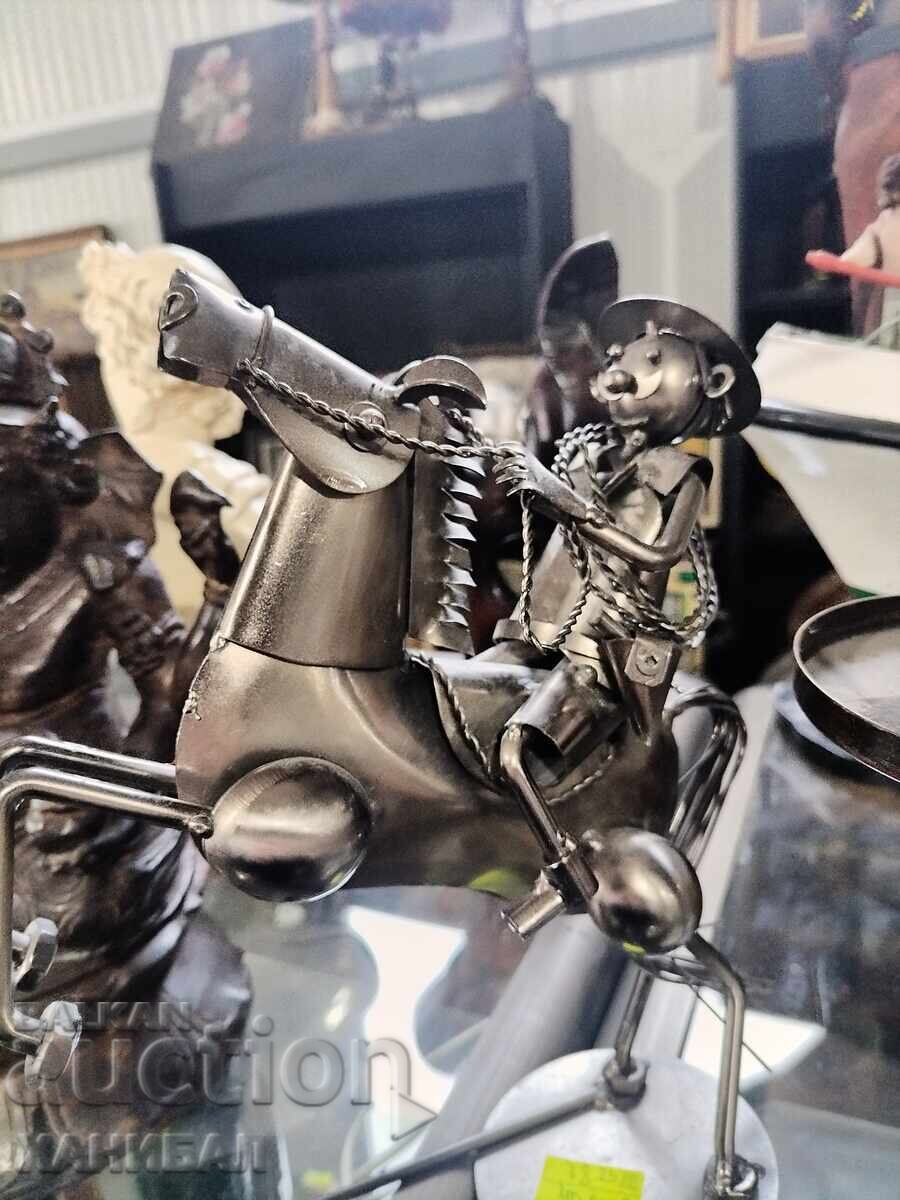 SUPORT INTERESANT PENTRU VIN DIN METAL cu preț € 40.00 | 78.23 BGN