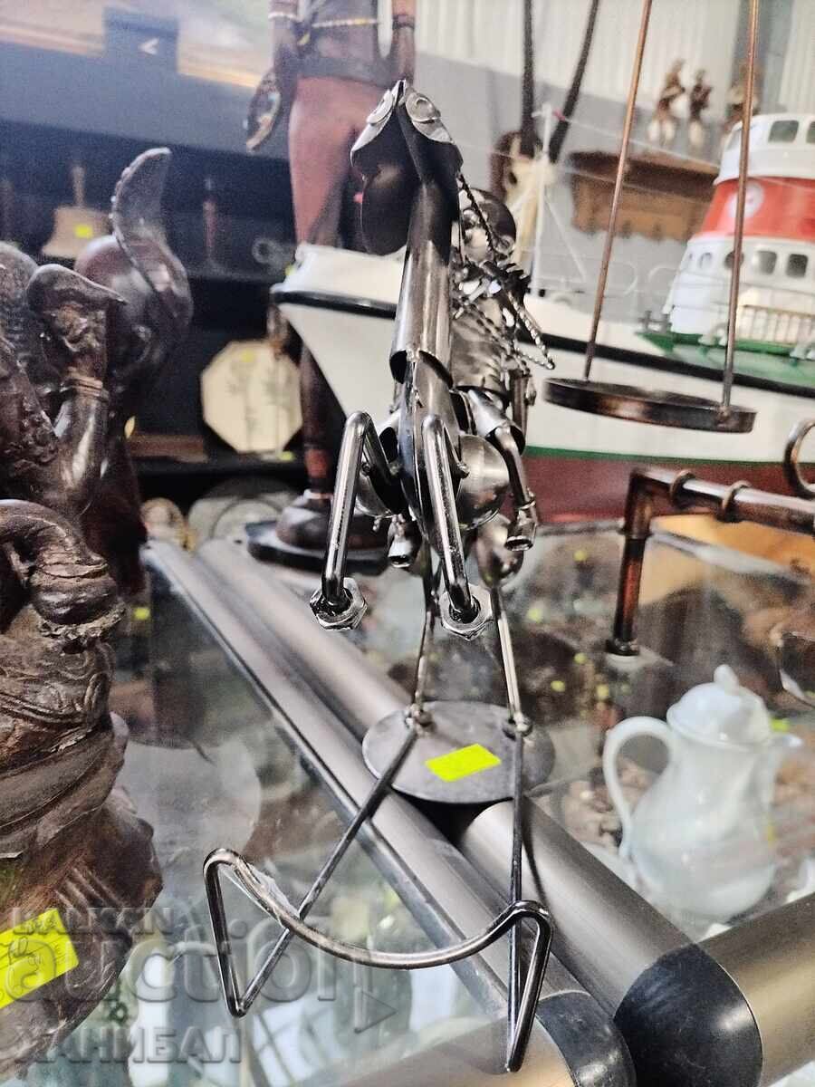 Licitație SUPORT INTERESANT PENTRU VIN DIN METAL