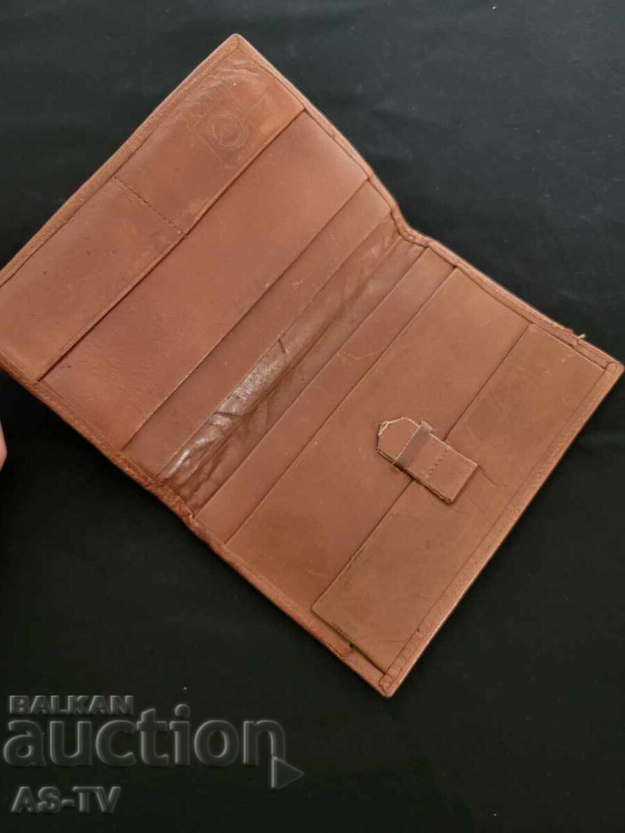 Portofel vechi de piele din perioada comunistă cu preț € 7.00 | 13.69 BGN