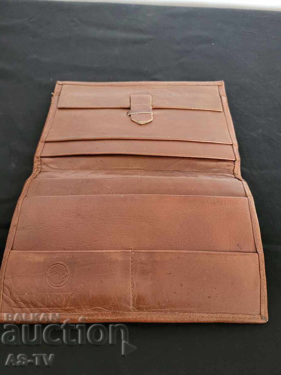 Livrarea Portofel vechi de piele din perioada comunistă