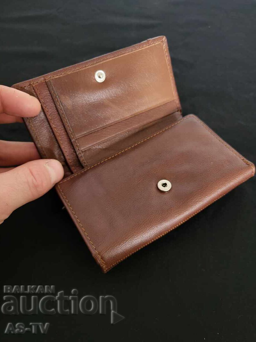 Portofel vechi din piele pentru femei cu preț € 25.00 | 48.90 BGN Portofel vechi din piele pentru femei cu preț € 25.00 | 48.90 BGN