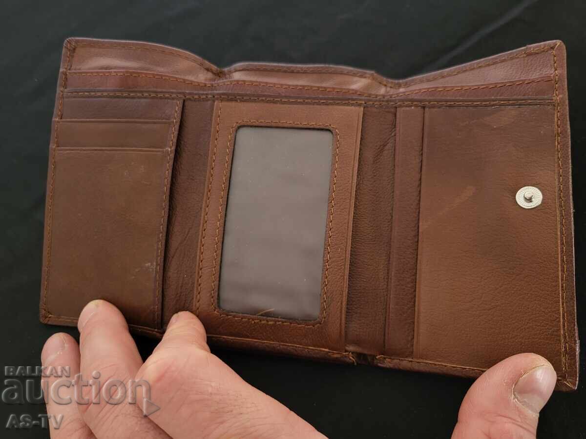 Licitație Portofel vechi din piele pentru femei Licitație Portofel vechi din piele pentru femei