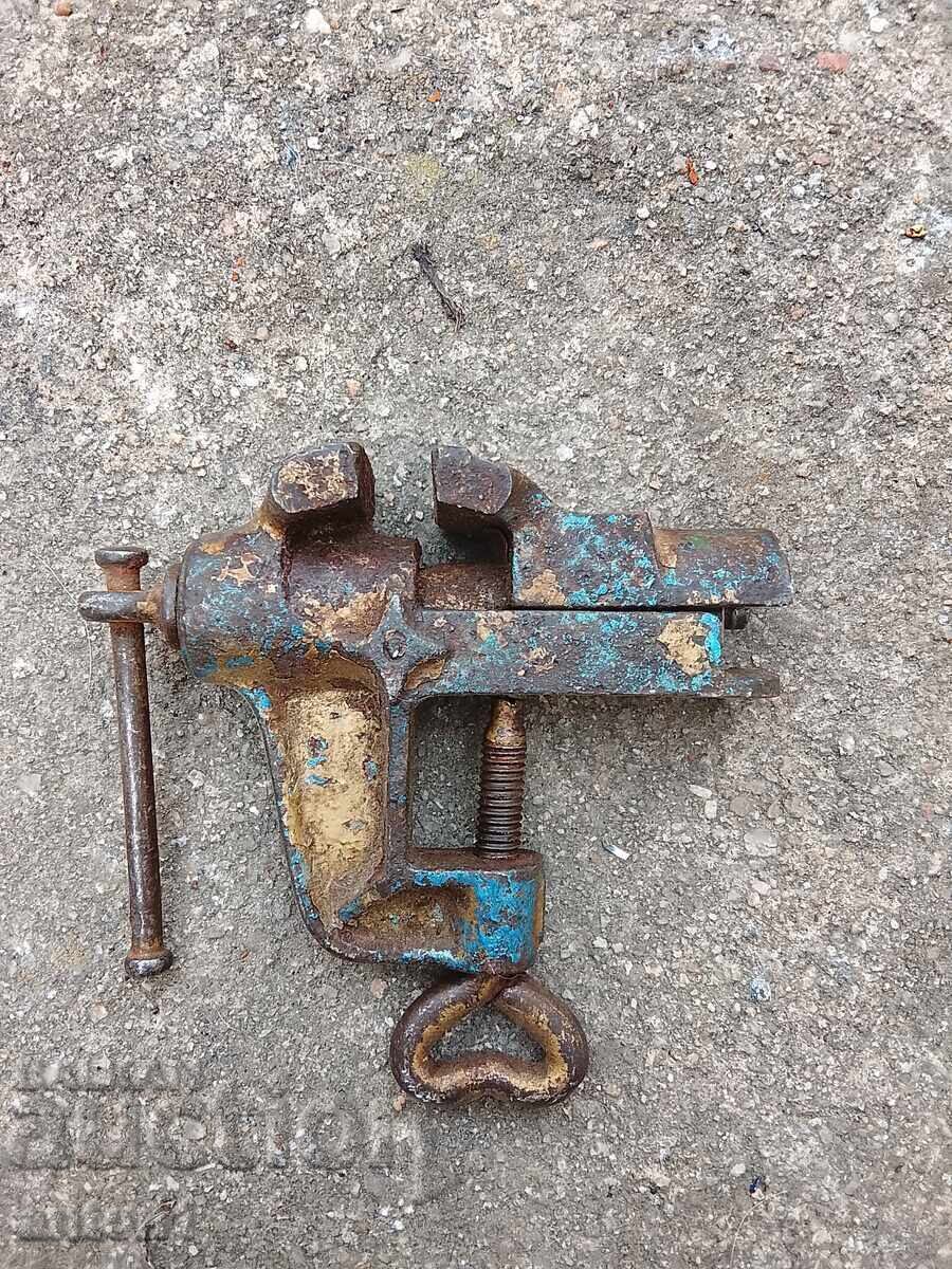 Licitație O menghină