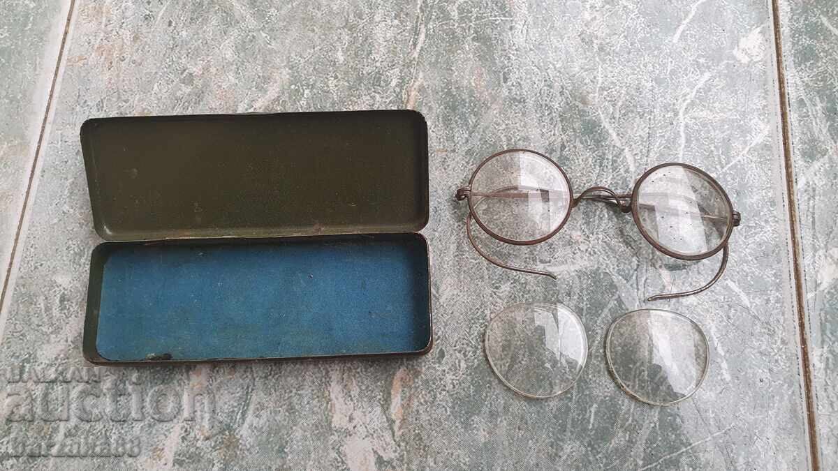 Παράδοση Παλιά γυαλιά με μεταλλική θήκη