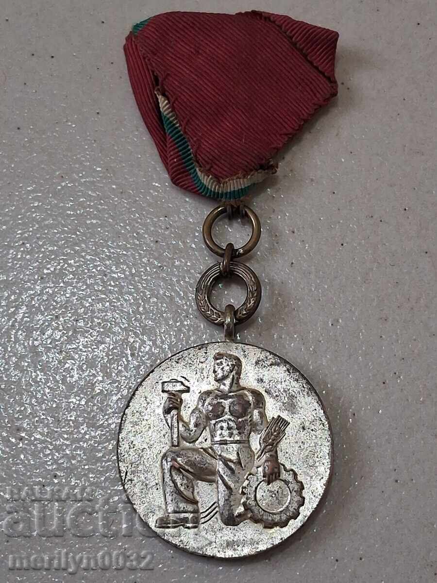 Ordinul Muncii prima emisie, medalie, insignă de piept