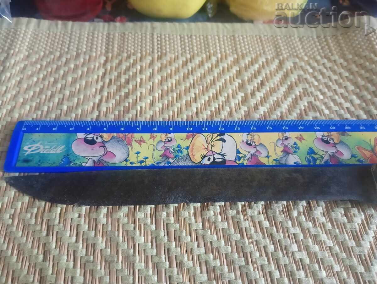 Παλιό μαχαίρι με λαβή από πλεξιγκλάς με τιμή € 7.50 | 14.67 BGN