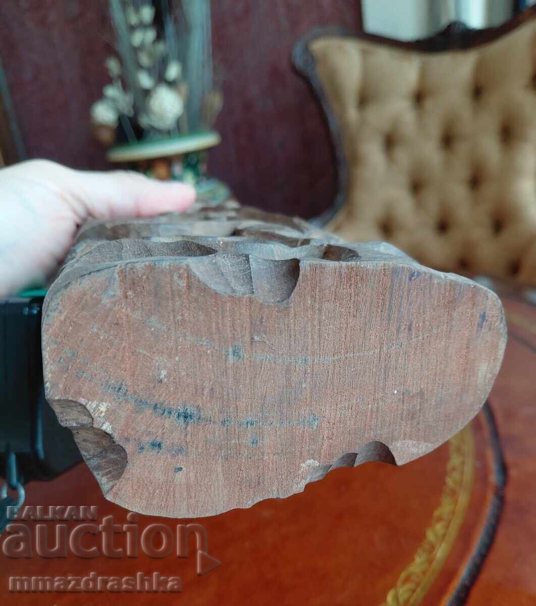 Delivery of Wood carving statuette