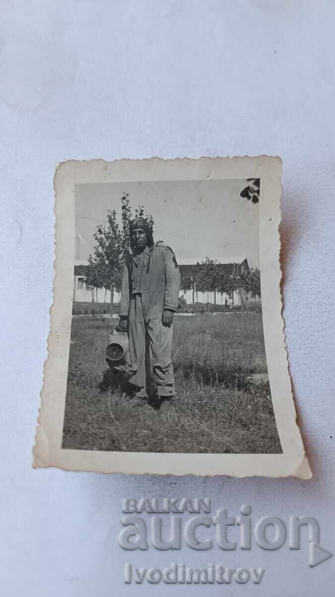 Снимка Пилот на самолет с мобилен прожектор Снимка Пилот на самолет с мобилен прожектор