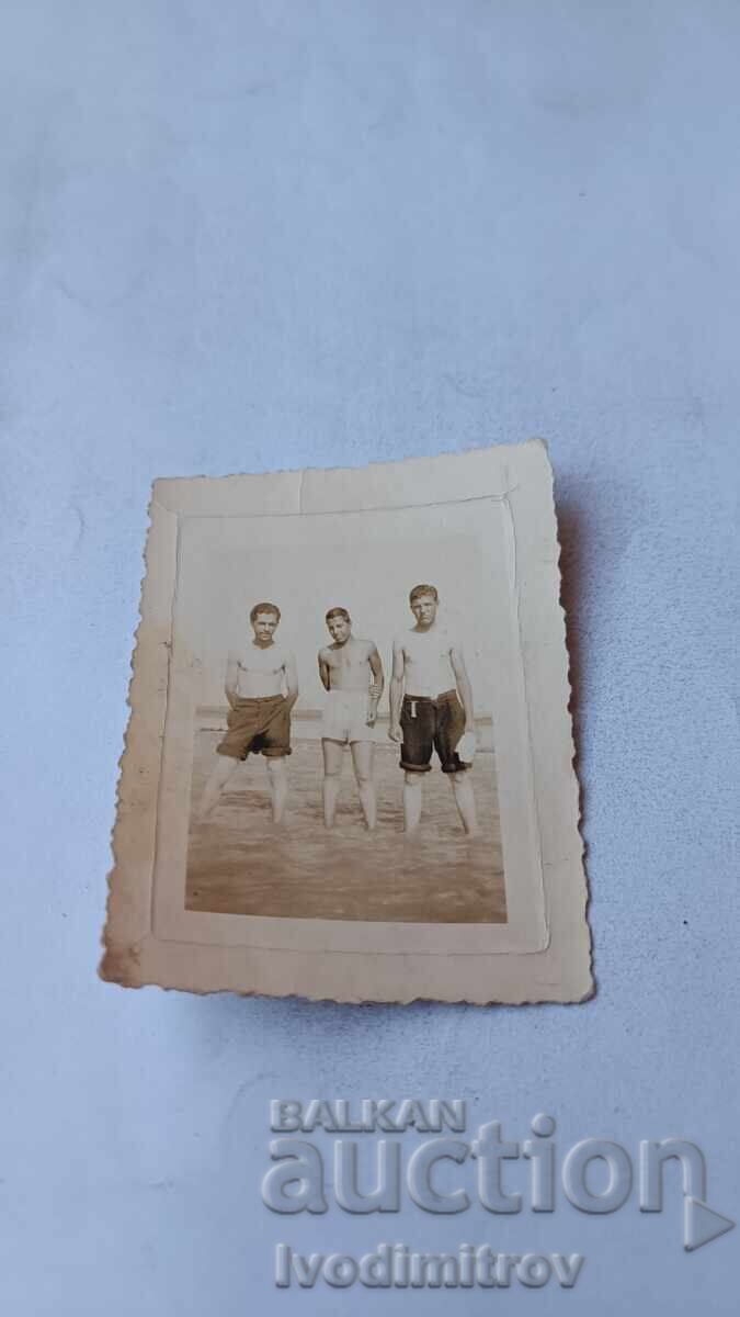 Fotografie Trei tineri în râu