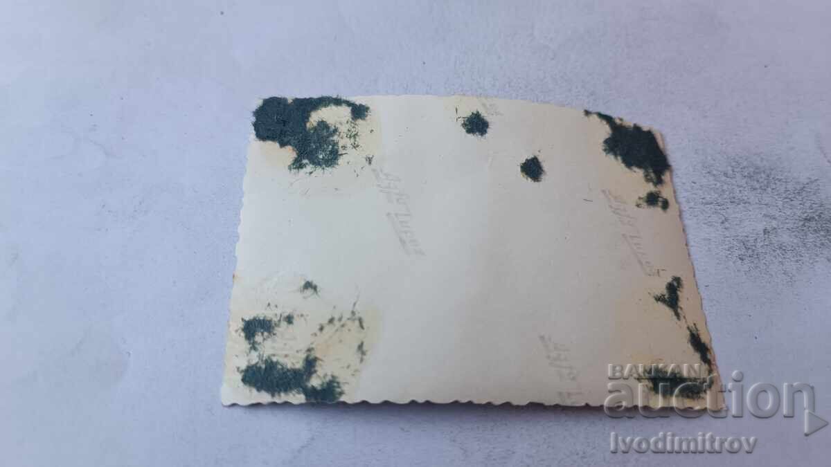 Fotografie Bărbat cu fetiță pe umeri pe plajă cu preț € 0.88 | 1.72 BGN