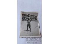 Снимка Мъж с момиченце на раменете на плажа