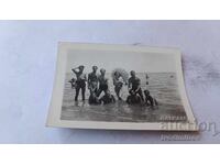 Снимка Младежи и девойка с чадърче в морето