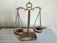 Страхотна Винтидж Везна