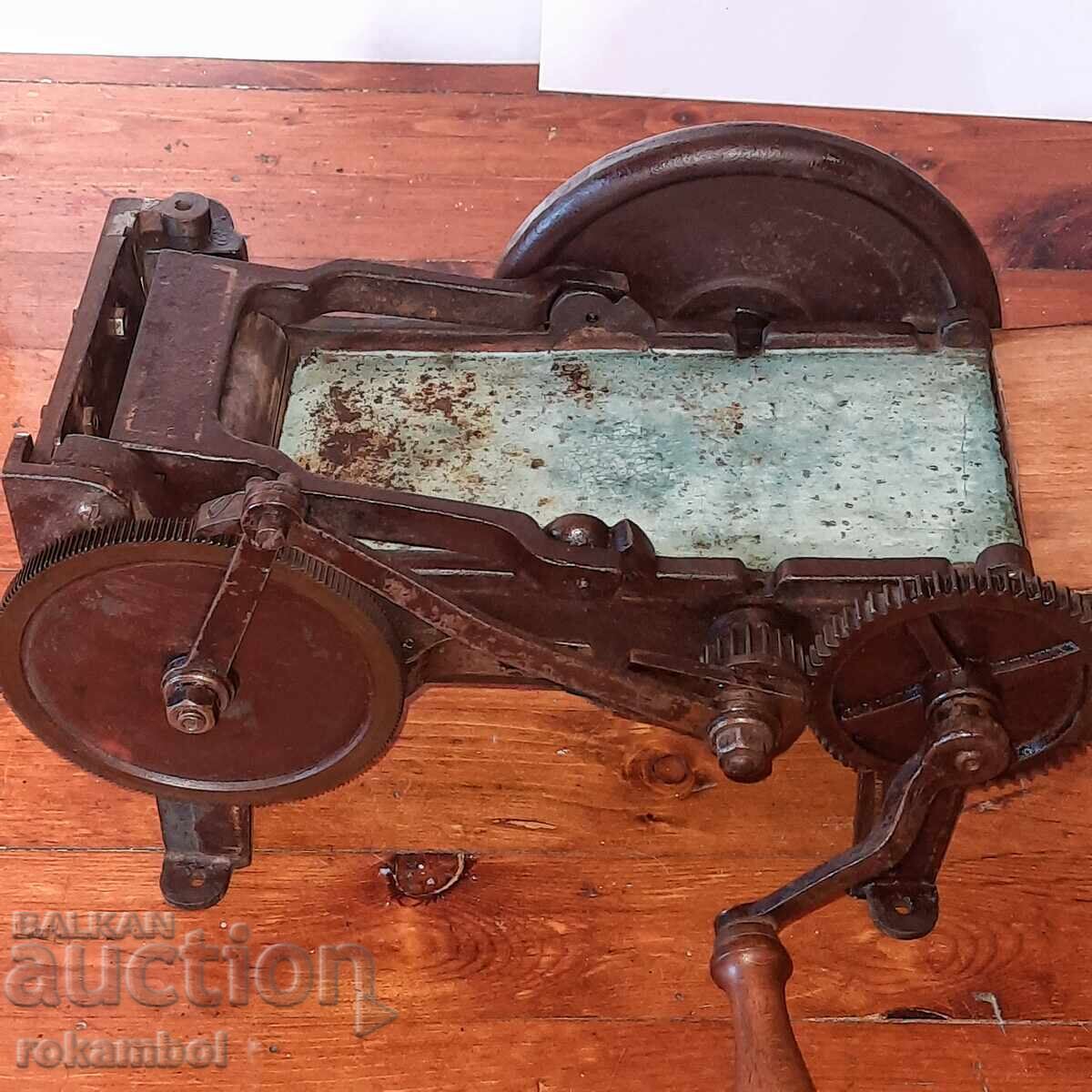 Licitație Aparat mecanic vechi tip ghilotină, pentru tăiat tutun