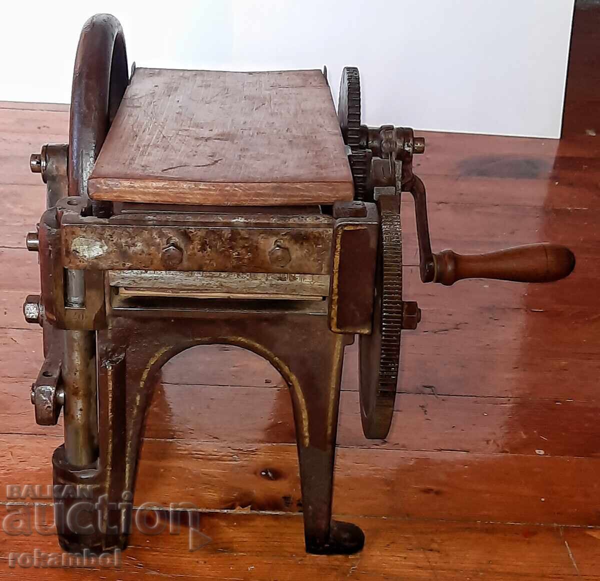 Livrarea Aparat mecanic vechi tip ghilotină, pentru tăiat tutun