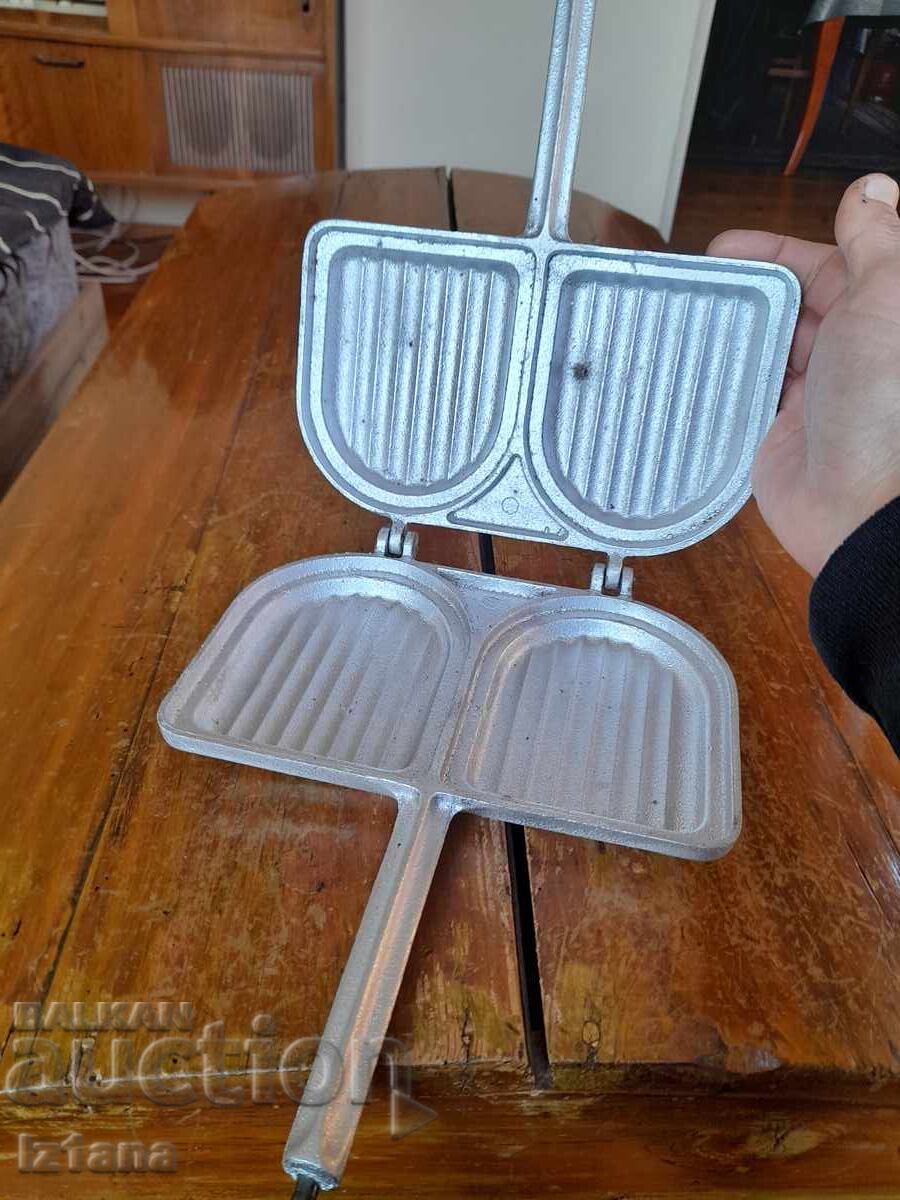 Παράδοση Παλιά συσκευή για ψήσιμο σάντουιτς