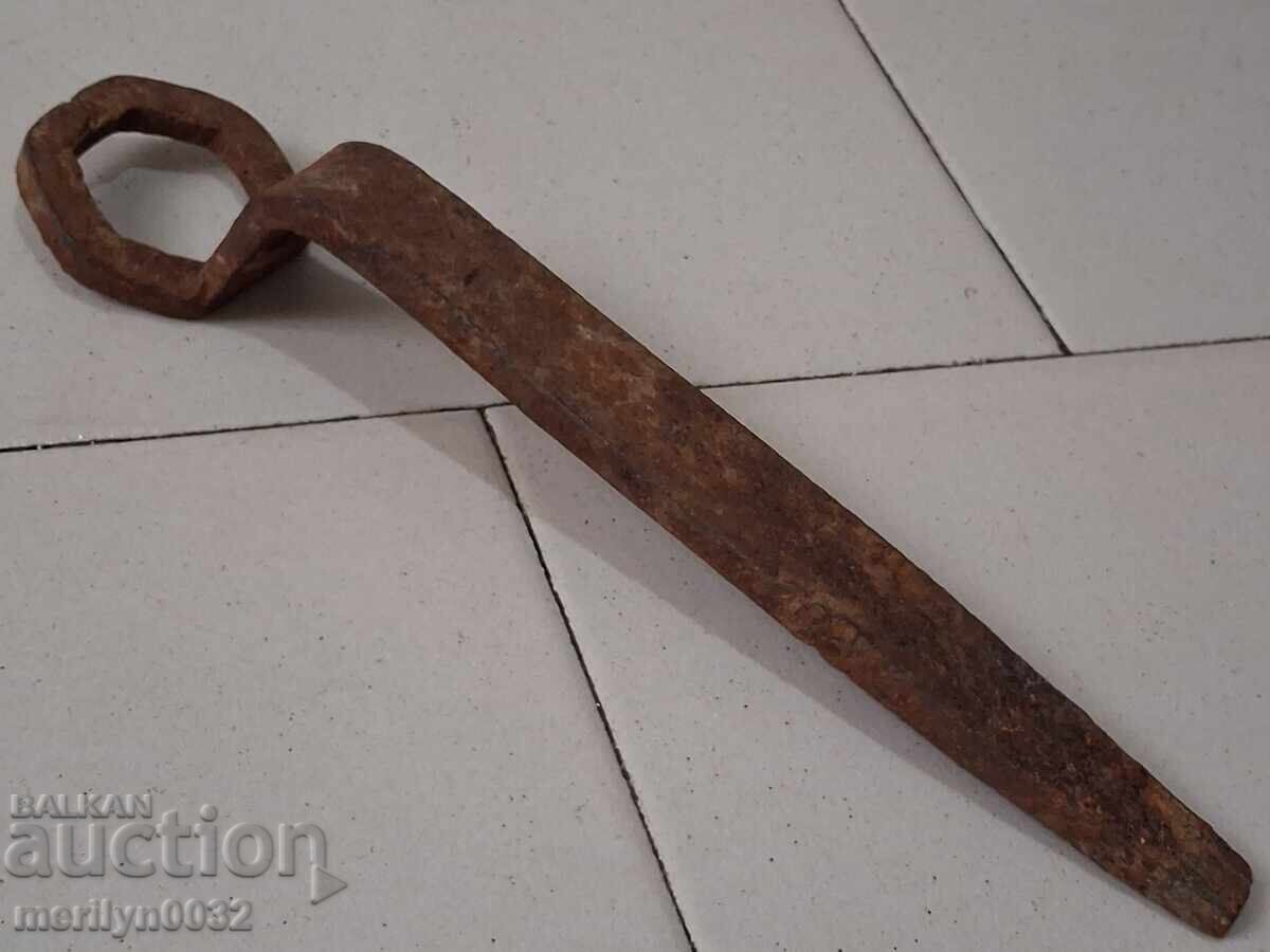 Cheie veche forjată de fierar pentru căruță cu preț € 16.83 | 32.92 BGN Cheie veche forjată de fierar pentru căruță cu preț € 16.83 | 32.92 BGN