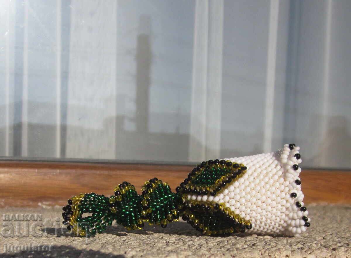 Bijuterie folclorică bulgară renascentistă din mărgele trandafir alb Bijuterie folclorică bulgară renascentistă din mărgele trandafir alb