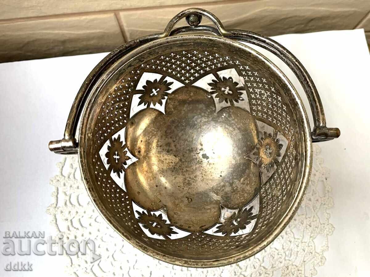 Livrarea Frumoasă bombonieră argintată din Anglia Livrarea Frumoasă bombonieră argintată din Anglia